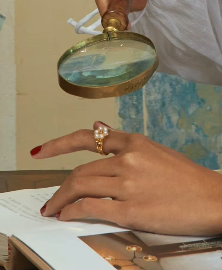 Detail zlatého reliéfu po straně prstenu ELENYS Flower Pearl